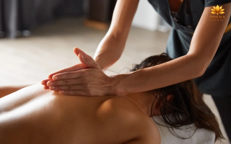 Massage bấm huyệt trị liệu hỗ trợ lưu thông máu và thư giãn cơ bắp