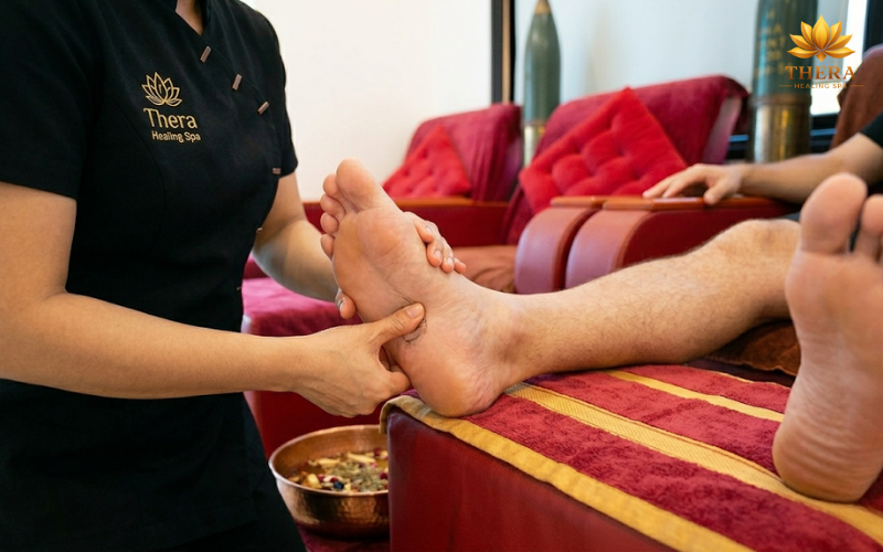 Massage chân trị liệu giúp tăng cường lưu thông máu