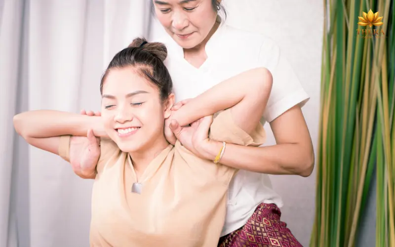Dân văn phòng phù hợp massage Thái cổ truyền