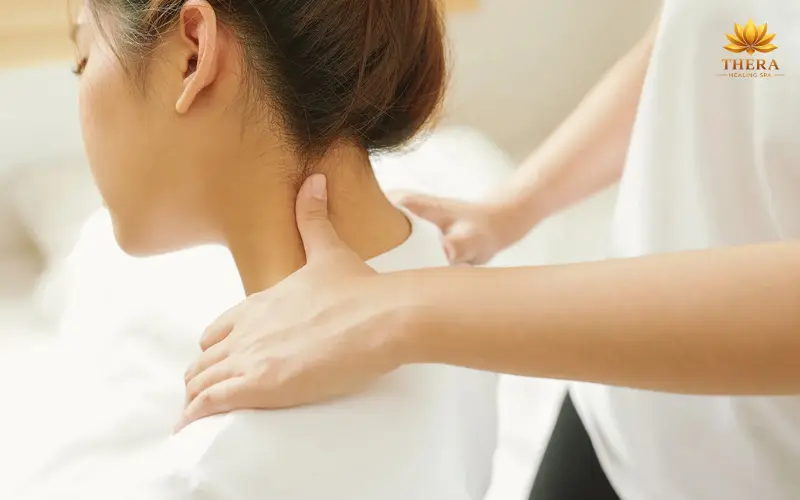 Kéo giãn cổ kết hợp hít thở