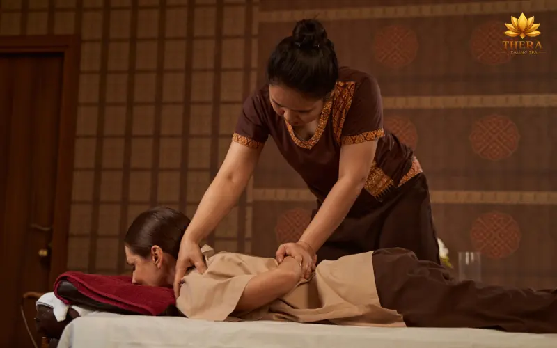 Massage Thái cổ truyền kết hợp kỹ thuật ấn huyệt với các động tác kéo giãn cơ thể