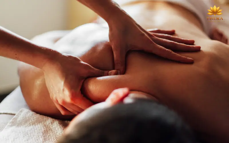 Thực hiện xoa bóp, bấm huyệt