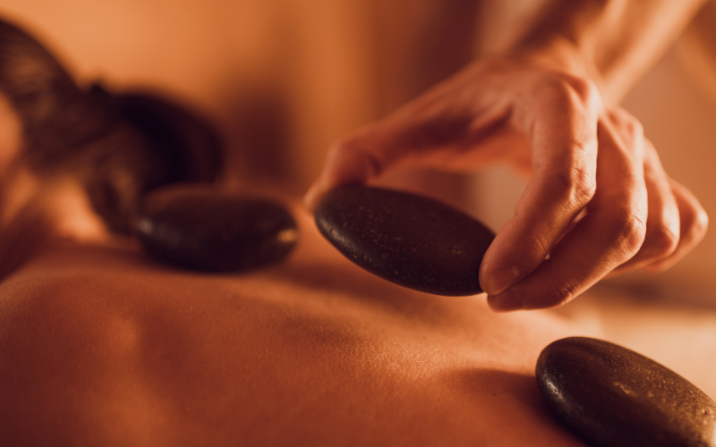 Dịch vụ massage thuỵ điển kết hợp đá nóng