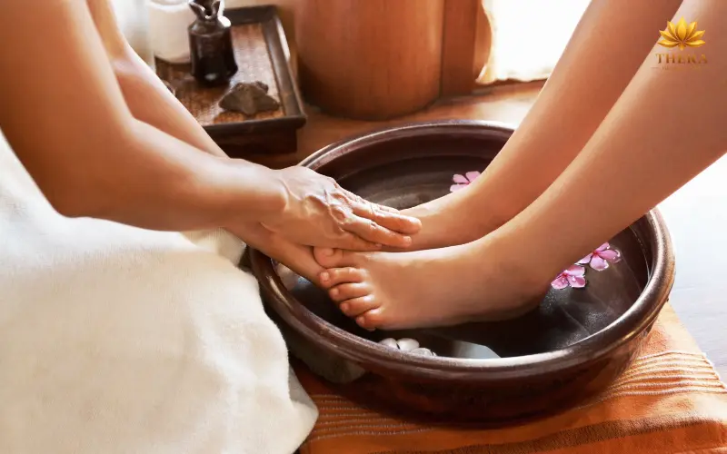 Ngâm chân và làm mềm cơ trước khi massage